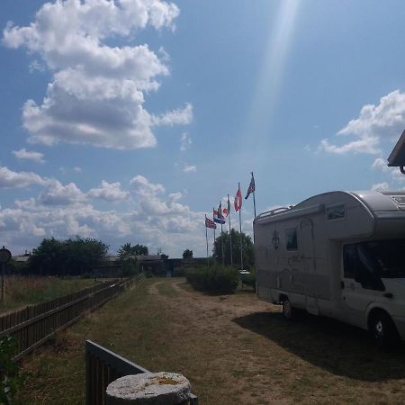 Stellplatz Am Alten Bahnhof Hotel Tribsees Екстериор снимка