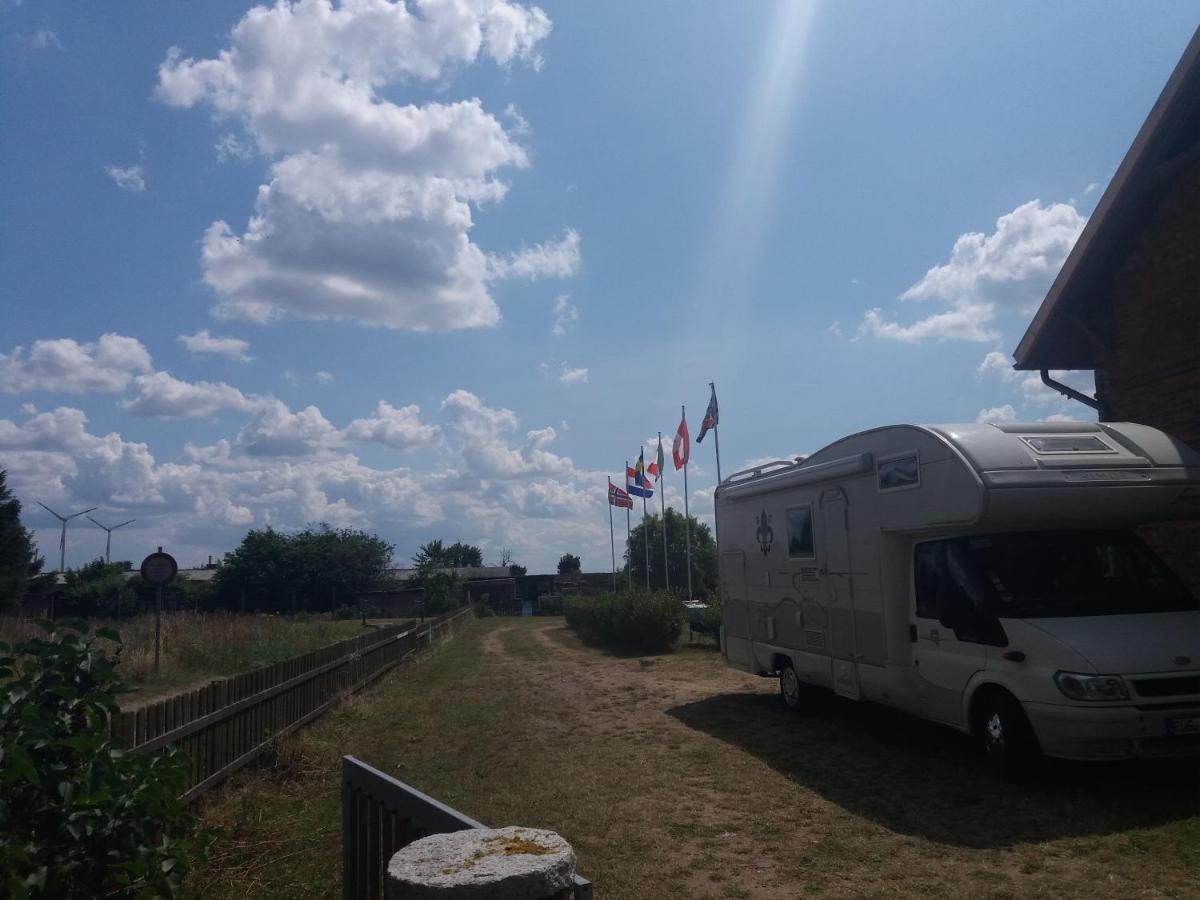 Stellplatz Am Alten Bahnhof Hotel Tribsees Екстериор снимка